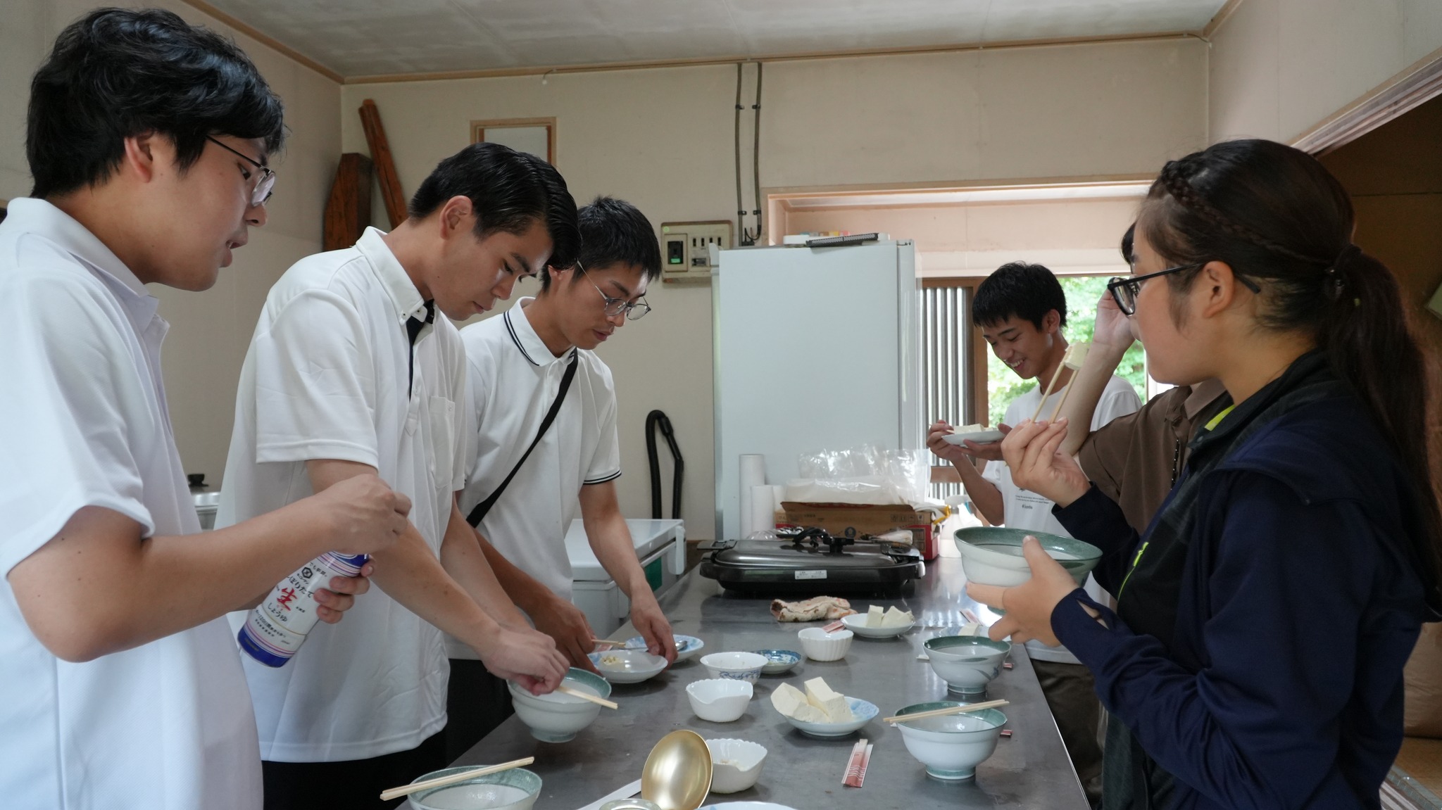 手作り豆腐を食べる